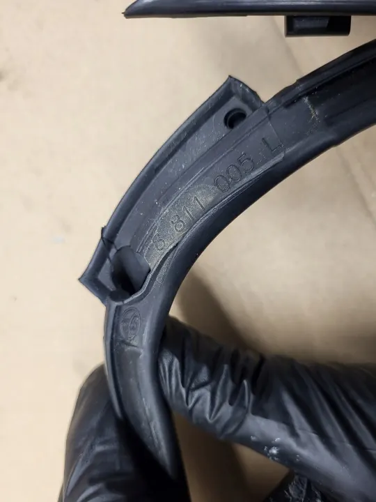 Toyota Supra GR MK5 katto tiiviste vasen OEM 8811005L image 3