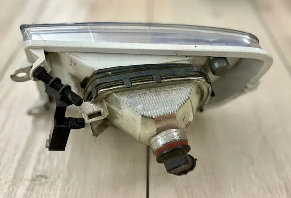 Luz antiniebla Skoda Octavia OEM 1Z0941700A - Usado image 3
