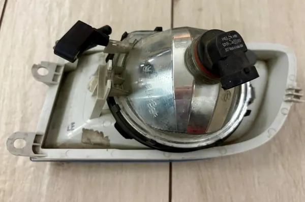 Luz antiniebla Skoda Octavia OEM 1Z0941700A - Usado image 4