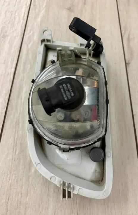 Luz antiniebla Skoda Octavia OEM 1Z0941700A - Usado image 6