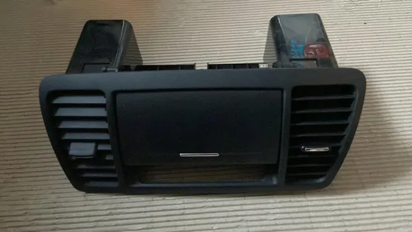 Subaru Legacy IV mittventilationsgallret OEM 66120AG020 image 2