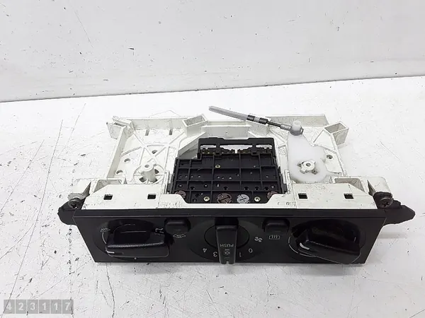 2001 Mitsubishi Carisma Climate Control Module MR500529 image 2