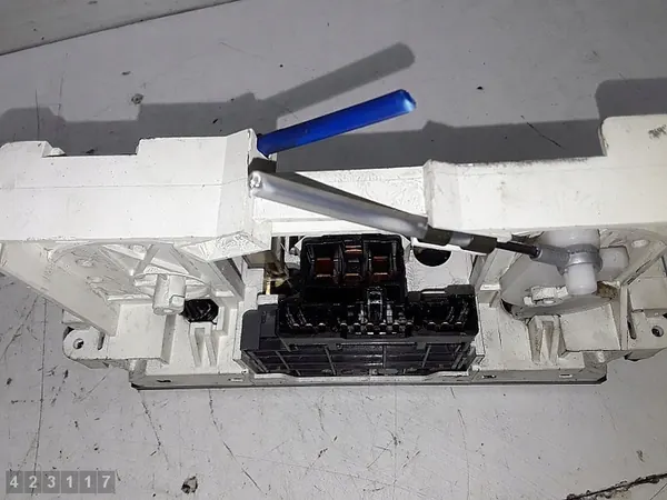 2001 Mitsubishi Carisma Climate Control Module MR500529 image 3