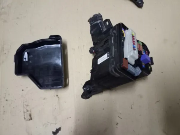 Toyota YARIS III 2011- 1.33 Caixa de Fusíveis Esquerda image 1