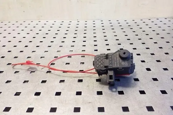 Bränsletanklock AUDI Q5 3.0L diesel 2011 OEM 8K0862153F image 4