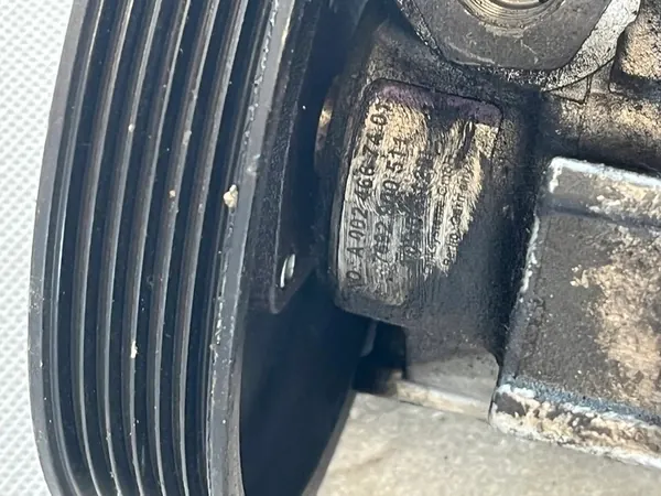 Servostyrningspump Mercedes W220 A0024667401 image 3