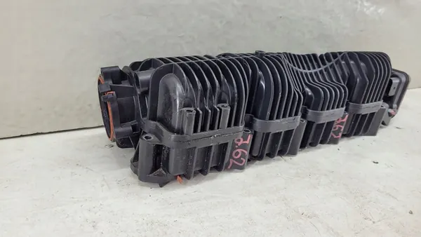 Audi A8 S8 D3 4E 2008 Coletor de admissão OEM 057129711 image 3