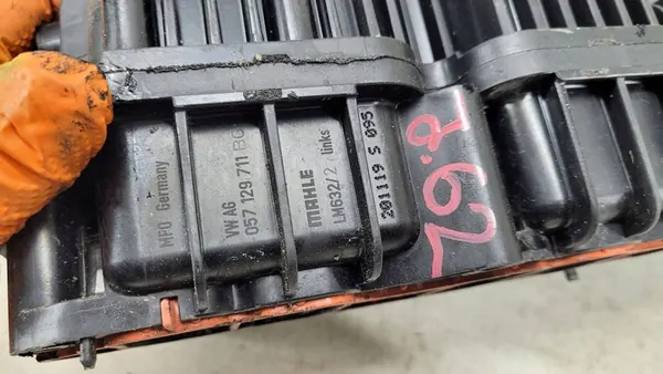 Audi A8 S8 D3 4E 2008 Coletor de admissão OEM 057129711 image 8