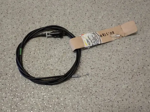 TOYOTA YARIS II 06- Câble de trappe à carburant avec serrure image 1