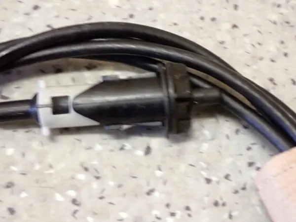 TOYOTA YARIS II 06- Câble de trappe à carburant avec serrure image 3