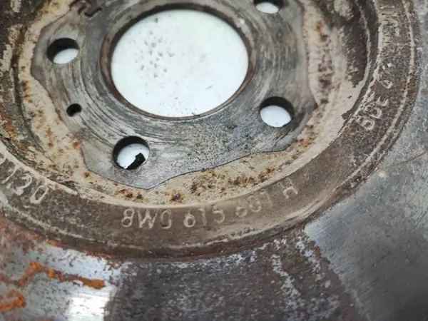 Begagnad bakre höger bromsskiva OEM 8W0615601H Audi A4 image 3