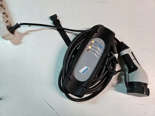 Cable de carga BMW i3 OEM 8606170 - Usado image 2