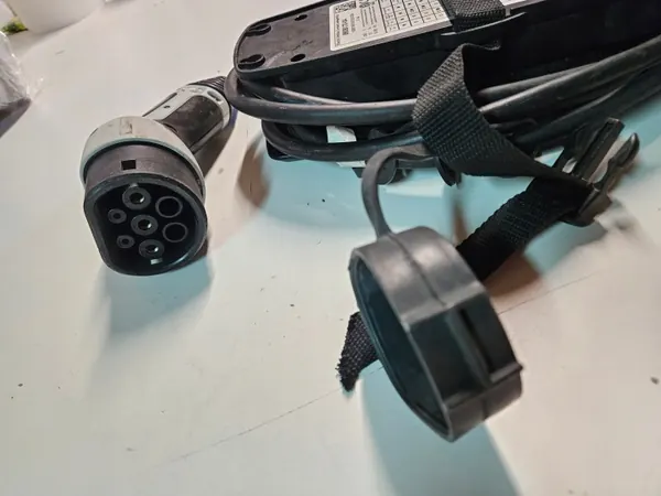 Cable de carga BMW i3 OEM 8606170 - Usado image 5