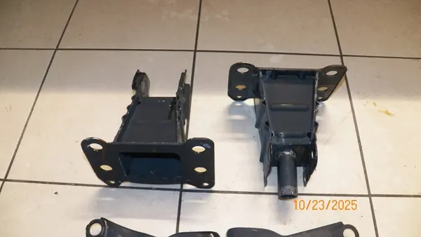 AUDI A3 2008-2013 Etuiskunvaimennin 8P0807134A image 2