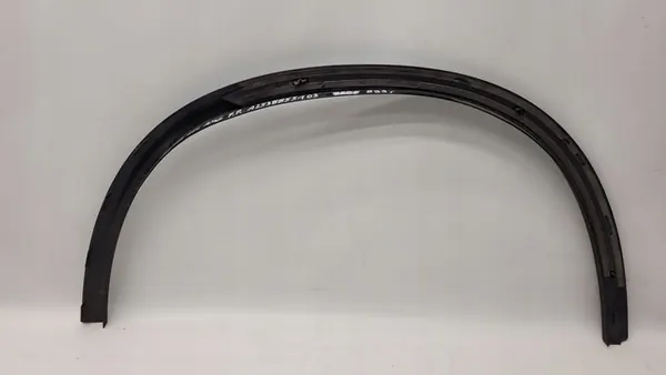 MERCEDES GLC AMG Främre högra skärmtrim image 2