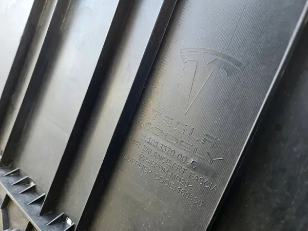 Tesla Model Y voorbumperschild OEM 1613579-00-C image 6