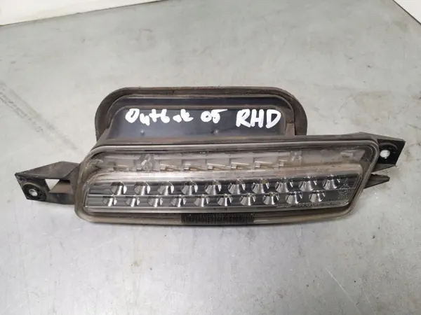 Luz de marcha atrás Subaru Outback OEM FBZ15640 - Usado image 3
