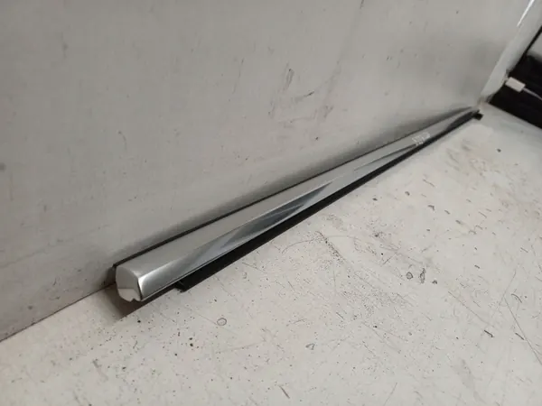 Racleur de vitre arrière droit VW Passat B8 OEM 3G9839476E image 4