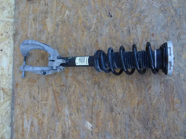 Volvo XC60 II höger stötdämpare OEM 32213633 image 2