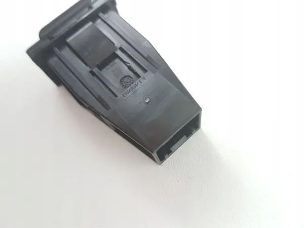 Tomada USB Mitsubishi Outlander OEM 8718A007 image 6
