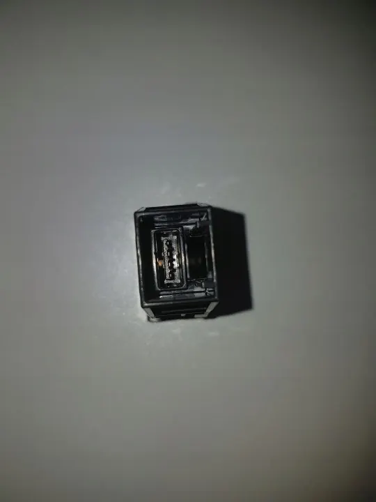 Tomada USB Mitsubishi Outlander OEM 8718A007 image 7