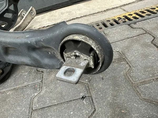 Right Rear Knuckle, Mercedes B W246 M image 8