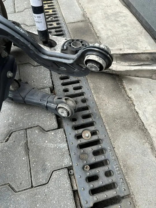 Right Rear Knuckle, Mercedes B W246 M image 9