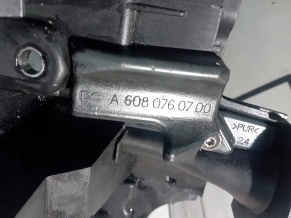 Mercedes Öl-Einfüllstutzen OEM A6080760700 - Gebraucht image 4