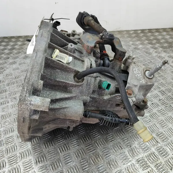 Dacia Duster Gearbox 2018 OEM TL8B004 image 4