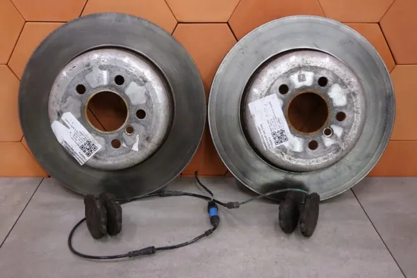Satz Bremscheiben & Beläge Hinten OEM 6882245 - Gebraucht image 2
