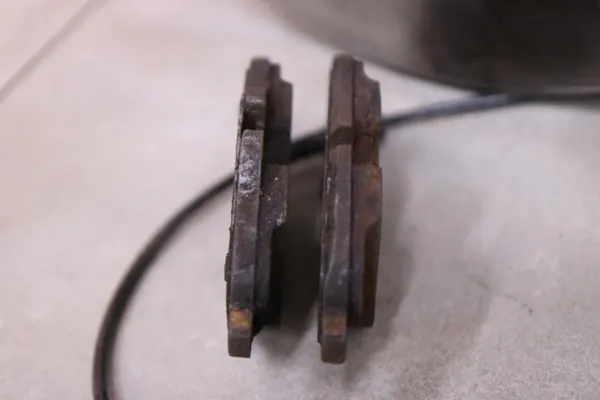 Satz Bremscheiben & Beläge Hinten OEM 6882245 - Gebraucht image 6