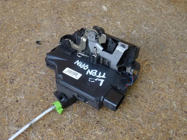 AUDI TT 8N Dörrlås Vänster Mikroswitch 9 Pin OEM 8N2837015B image 4