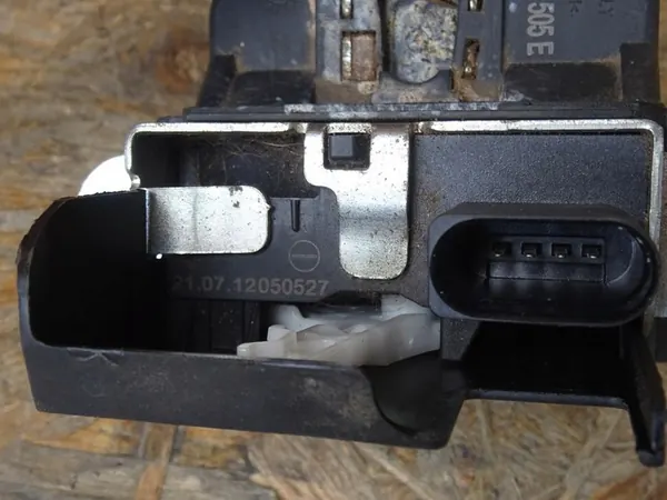 GOLF VI KOMBI BAKLUCKA LÅS 5M0827505E image 4