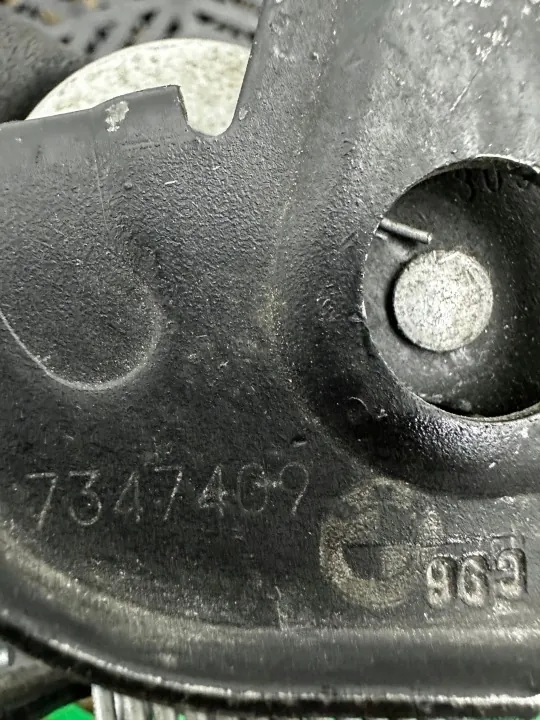 Serrure de capot BMW OE 7347409 - État utilisé image 3