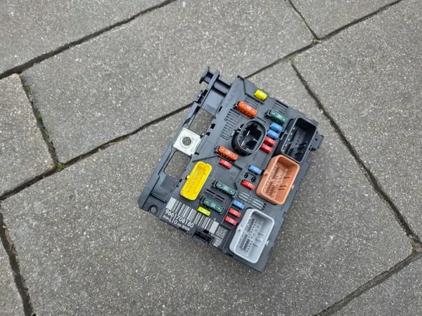 Module BSM CITROEN PEUGEOT 9661708180 - Occasion image 2