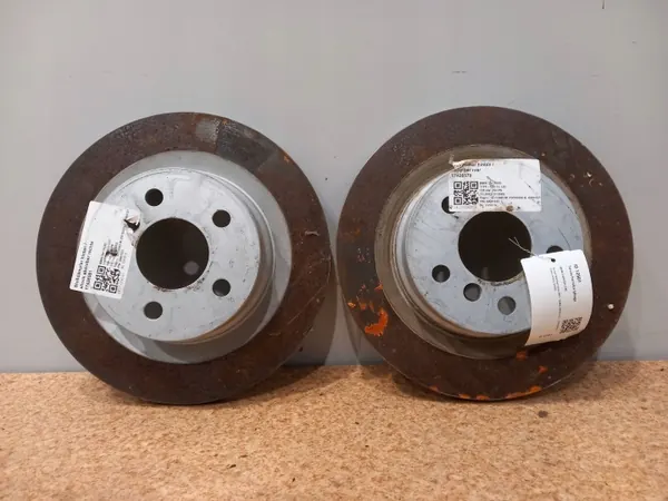 BMW Bakre Bromsskivor OEM 6880071 - Begagnad image 2
