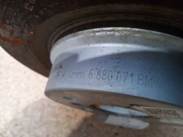 BMW Bakre Bromsskivor OEM 6880071 - Begagnad image 4