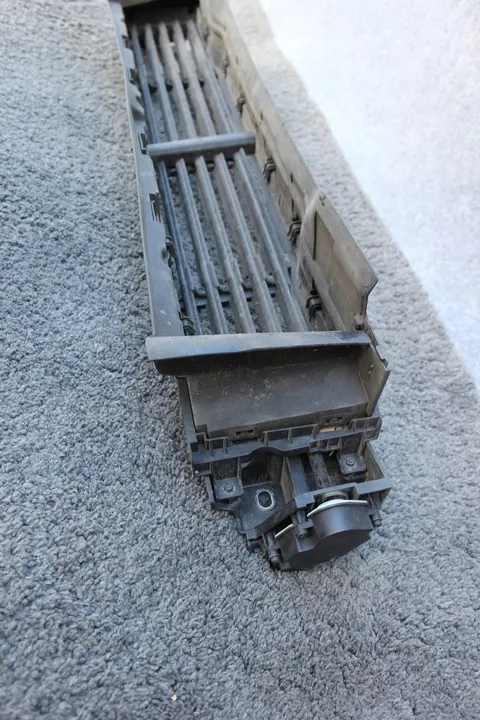 Mazda OE KB8A-50R12X Rejilla de Admisión de Aire image 3