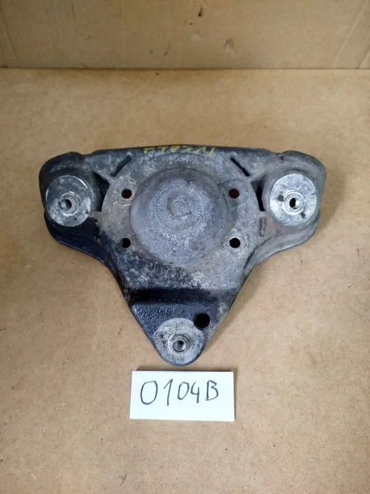 OEM 100 takajousituksen kiinnike Audi A4 B5:lle image 2