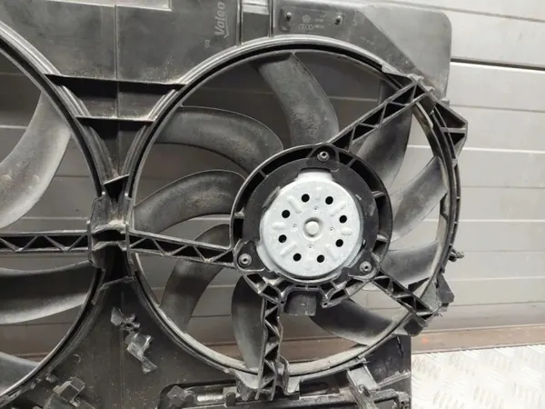 Audi Q3 Fläktkåpa OEM 8K0121003AG - Begagnad image 4