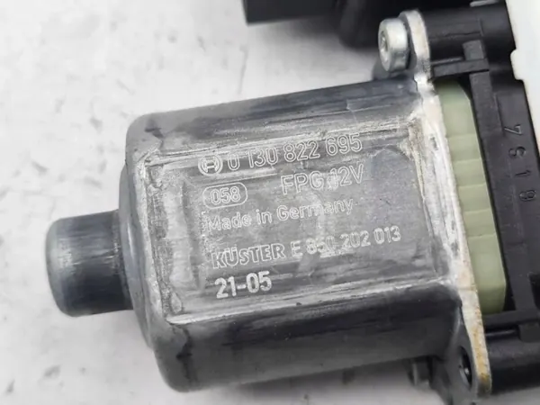 Takaikkunan nostomoottori vasen OEM 0130822695 image 3