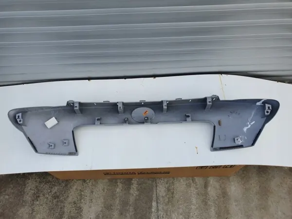 Toyota C-HR Kofferbakklep Strip OEM 76811-F4010 image 3
