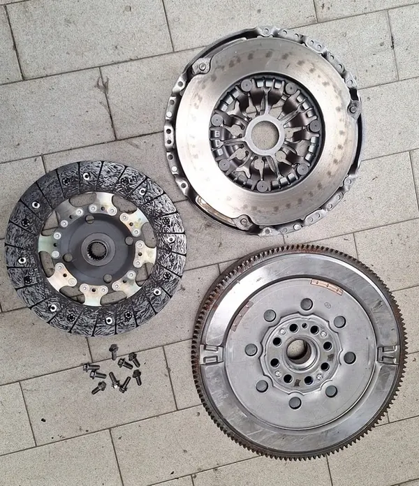 Conjunto de embreagem bimassa Renault Megane IV image 8