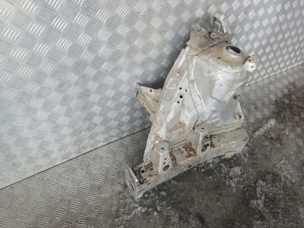 Toyota VERSOSPODLUZNICAPP Höger Framstång 2010-2015 image 4