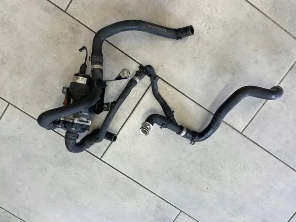 Vesipumpun Letku Mercedes W216 W221 4.7 V8 Biturbo image 2