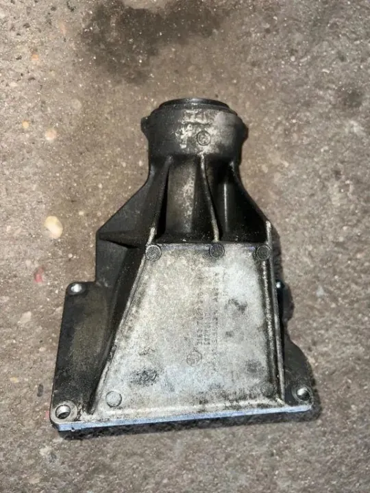 BMW 5 E60 drivaxellagerfäste OEM 31537527916 image 3