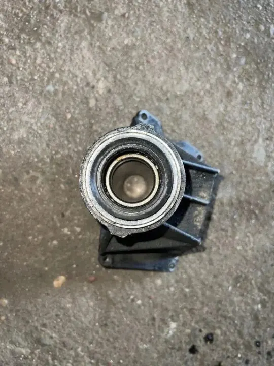 BMW 5 E60 drivaxellagerfäste OEM 31537527916 image 4