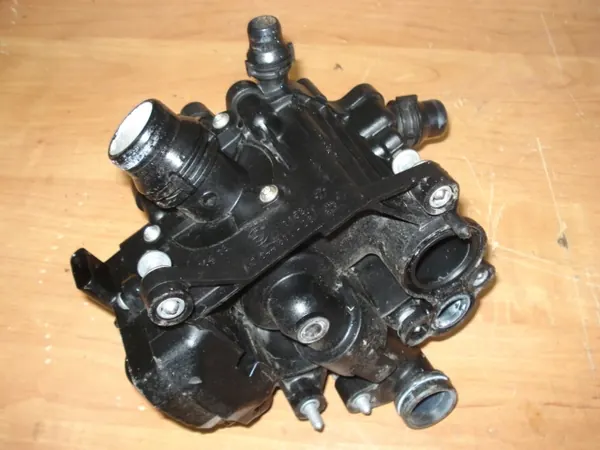 BMW Termostat Hus B38 B46 B48 Begagnad 7644811 image 7