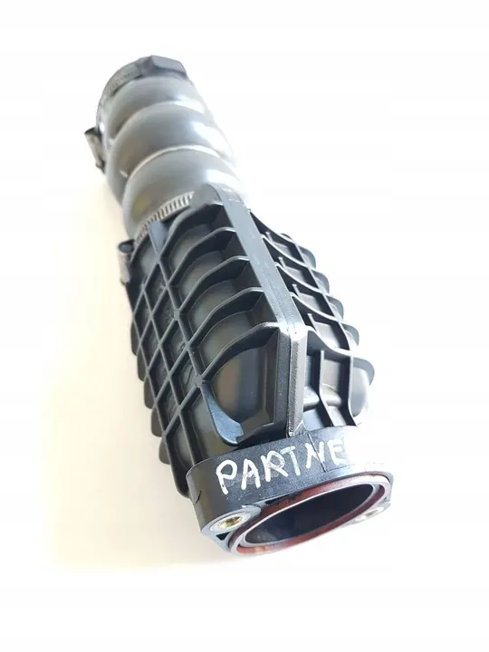 Peugeot 5008 2011 Intercooler-Schlauch image 7