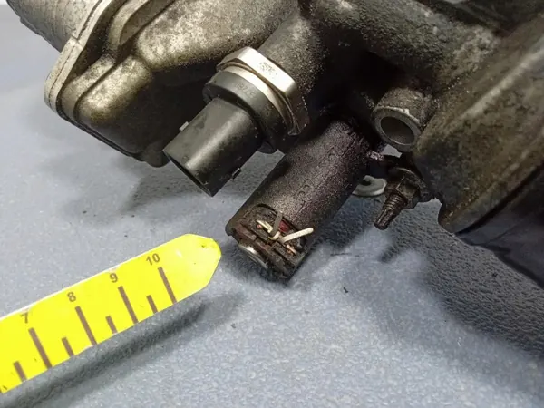OEM 9807594380 Ölfiltergehäuse für Citroen DS5 2.0 HDI image 6